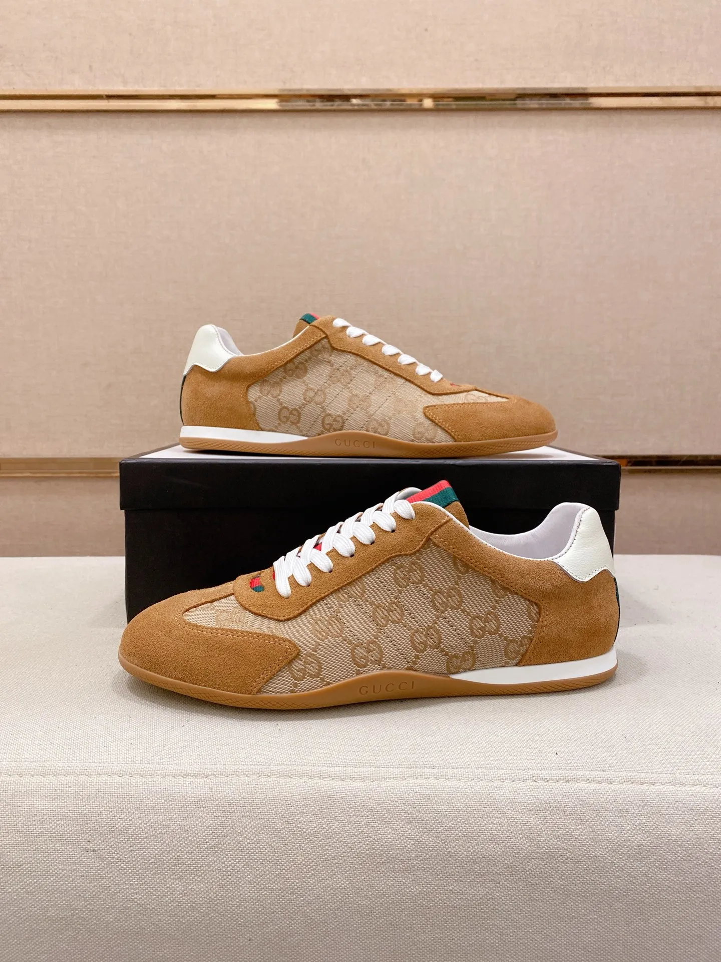 Men's shoes 💰 462💰The new GUCCI (Gucci) counters are launched simultaneously. The new men's shoes, 😘fabrics are selected from imported cowhide, and the lining is sheepskin lining. 👍🏿 High-end ☄️ air-cushion molded anti-slip rubber outsole, exquisite lines, simple and elegant, comfortable and high-end for leisure travel. Code number: 38 to 44 (45 can be customized and cannot be returned or exchanged)
